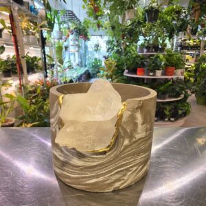 Circle pot with quartz crystal