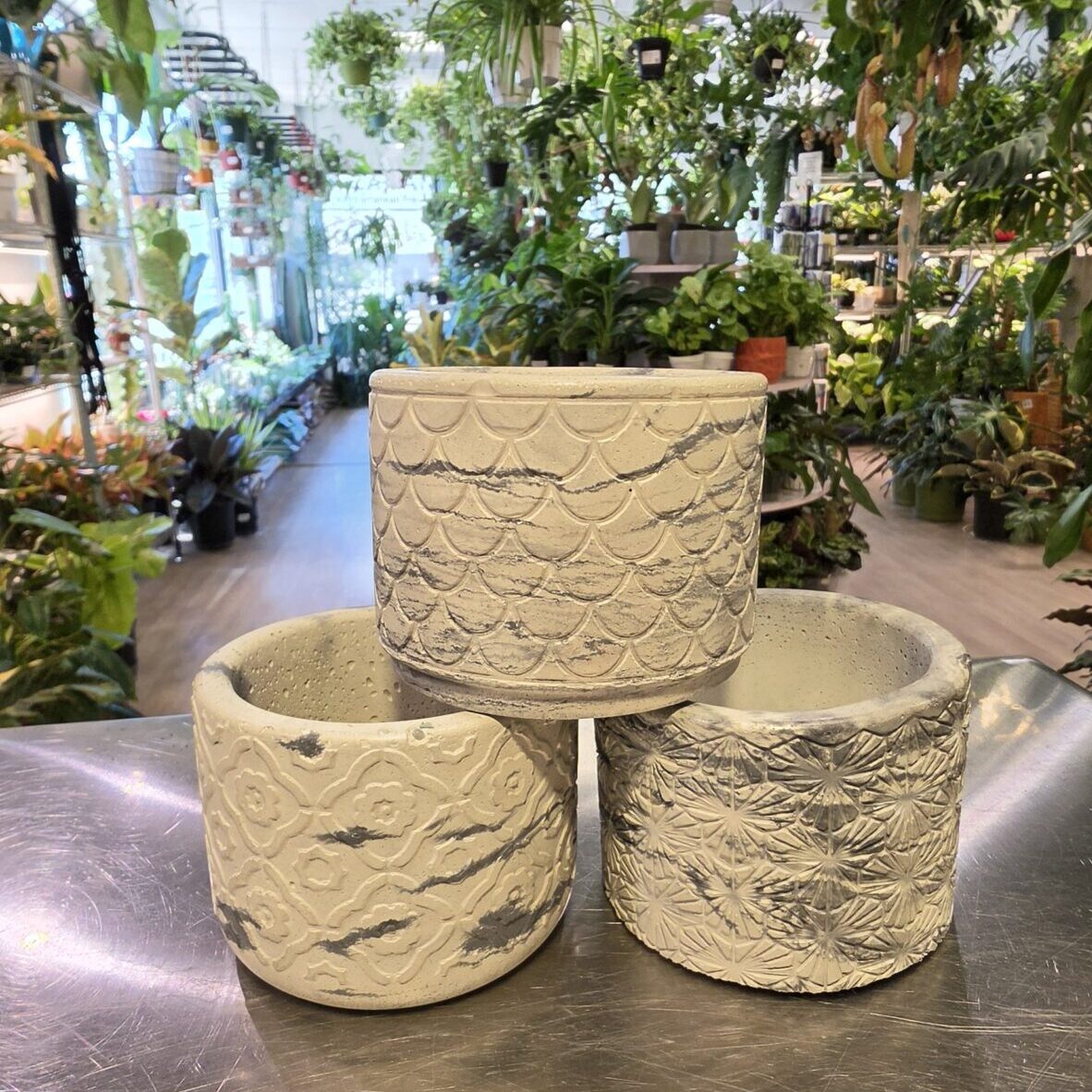 Textured pot (grey/charcoal marbling)